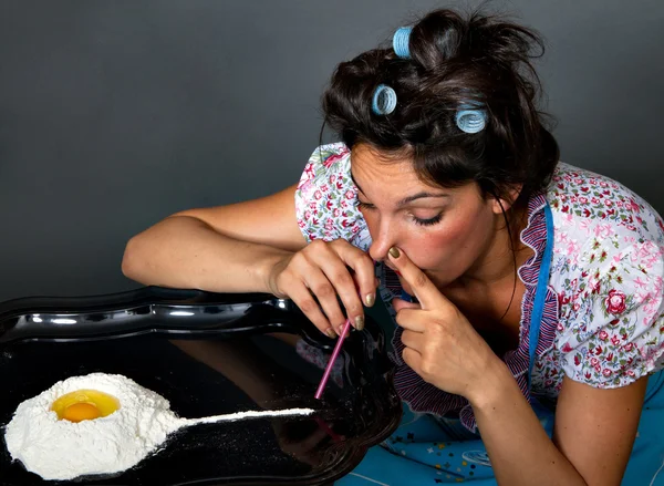 Mujer olfateando cocaína — Foto de Stock