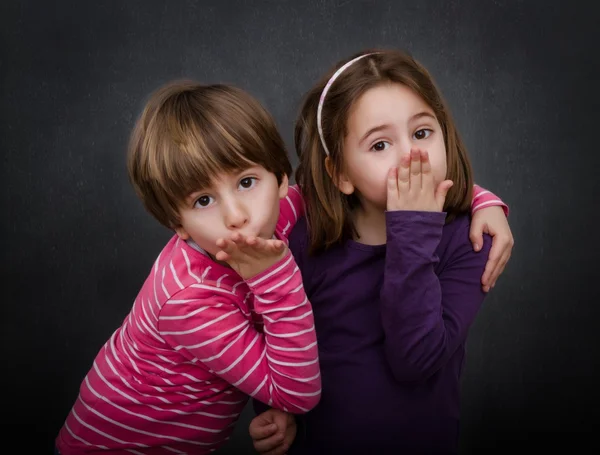 Niños golpes beso — Foto de Stock