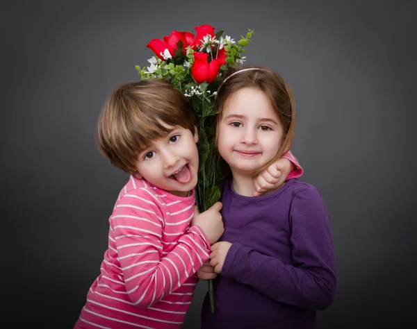 Niños con rosas rojas —  Fotos de Stock