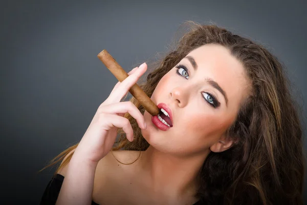 Femme jouer avec cigare — Photo