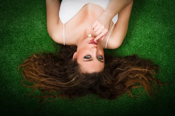 Mulher na grama verde sedutor — Fotografia de Stock