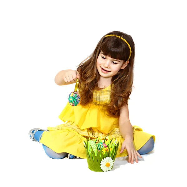 Girl plays with easter egg — Stock Photo, Image