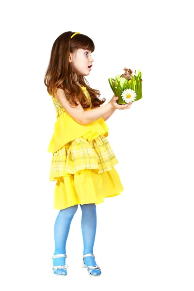 Lány ad egy húsvéti nyuszi — Stock Fotó
