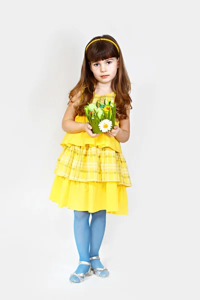 Χαριτωμένο κορίτσι με κίτρινο χρώμα — Φωτογραφία Αρχείου