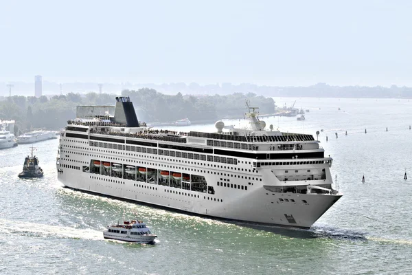 Cruise ship — Stock Photo, Image