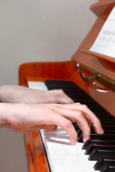 Zobrazení profilu ruce pianista — Stock fotografie