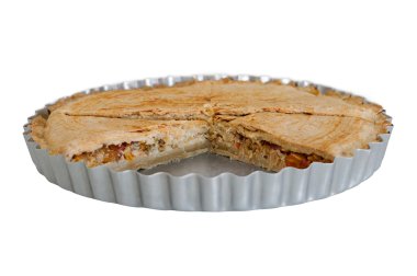 Beyaz arka plan üzerinde izole tavuklu böreği