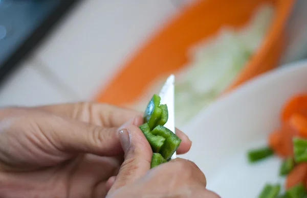 Velho cortou pimentas verdes — Fotografia de Stock