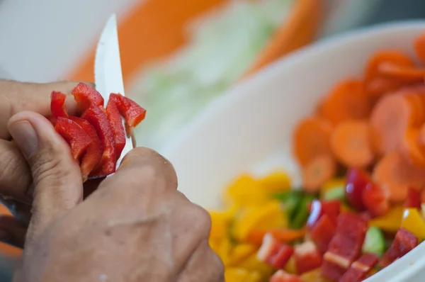 Alter Mann schnitt rote Paprika — Stockfoto