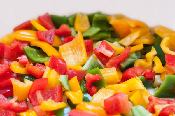 Un sacco di peperoni tagliati colorati su un piatto — Foto Stock