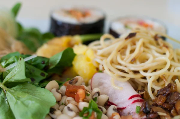 健康的な新鮮な菜食主義者と日本食 — ストック写真