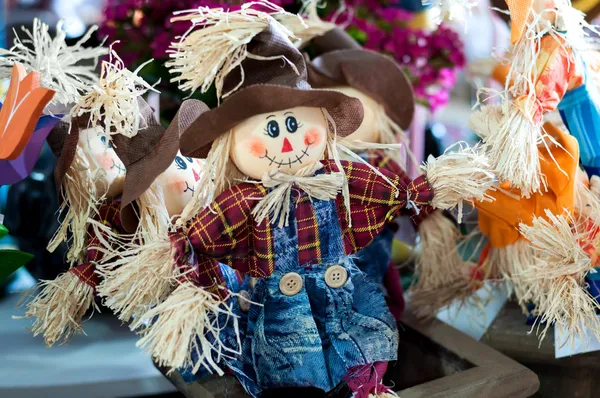 Divertidas muñecas espantapájaros hechas a mano —  Fotos de Stock