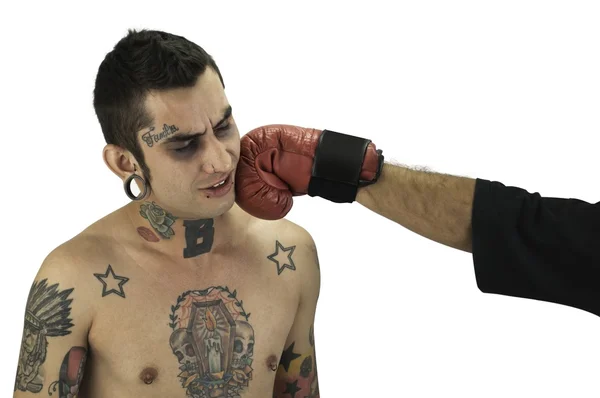 Молодого парня с татуировкой пинают — стоковое фото