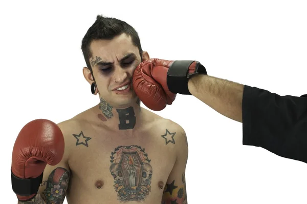 Jonge tattoo man wordt geschopt — Stockfoto