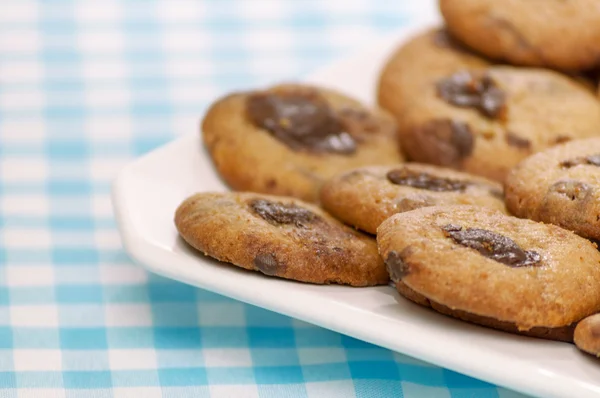 Chocolade chip koekjes op tafel — Stockfoto