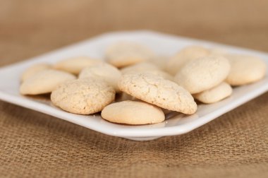 Masanın üzerine Hindistan cevizi çerezleri