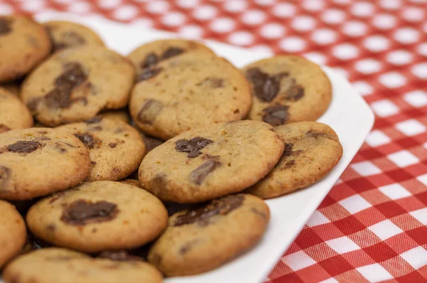 Chocolade chip koekjes op tafel — Stockfoto