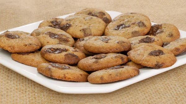 Chocolade chip koekjes op tafel — Stockfoto