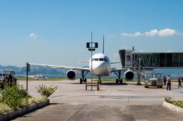 Самолет припаркован в аэропорту Сантоса Дюмона — стоковое фото