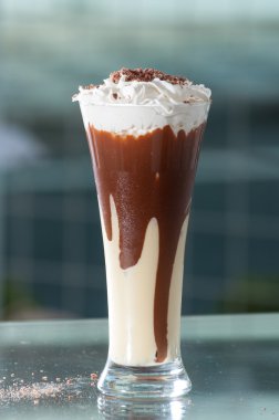 Çikolatalı muzlu süt yakın