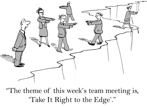 Рабочие бродят по краю каньона
