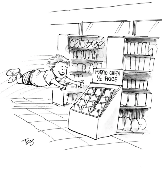 Дитина бачить солону закуску, картопляний чіп, демонструється в продуктовому магазині і захоплюється . — стокове фото