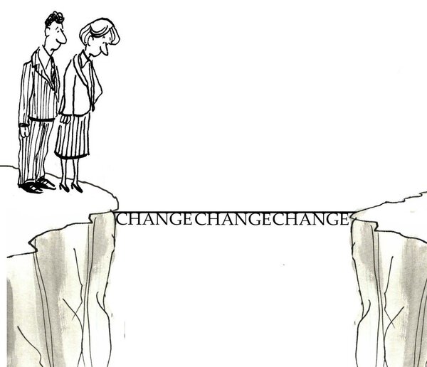 Мужчина и женщина пытаются пересечь пропасть
