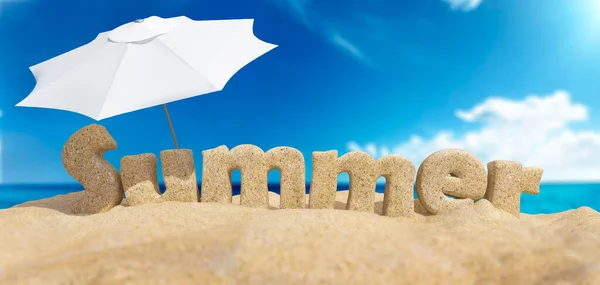 Kumsalda şemsiyeli ve güneşli yataklı.