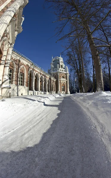 Muro e torre del Palazzo Grande a Tsaritsyno — Foto Stock