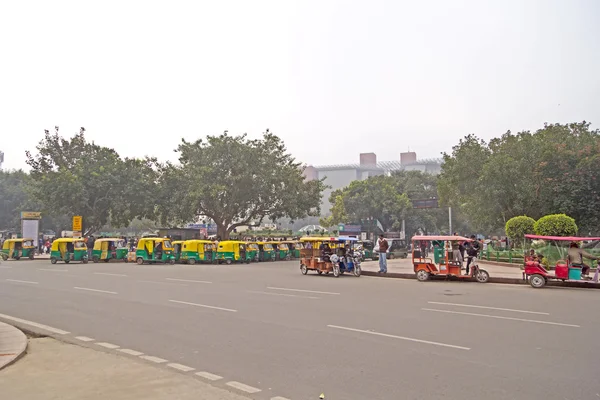 Рикші в palika базар в Делі — стокове фото