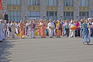 iscon adanmışlar ratha yatra üzerinde