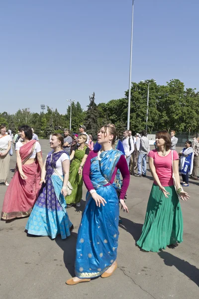 Danza di Hare Krishna ragazze — Foto Stock