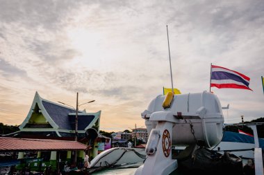 Koh Si Chang İskelesi, Chonburi, Tayland - Eylül 2021: Koh Sichang Adası 'na yolcu gemisi. Ko Sichang, Tayland Körfezi 'nde bulunan küçük bir adadır..