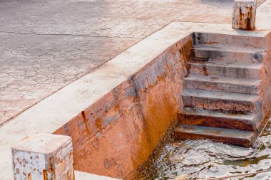 Koh Sichang adasındaki temiz gökyüzü olan köy manzarası. Koh Shi Chang, Tayland 'ın Turist Çekimi' nden biri..