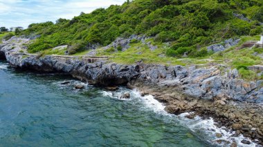 Chong Isariyabhorn (Chong Kao Kad) veya Cape Maha Vajiravudh, Tayland 'ın Chonburi adasındaki Si chang adasında bulunan ünlü bir plaj günbatımı noktasıdır..