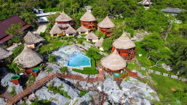 Paree Hut, Si Chang adası, Koh Sichang, Chonburi - Eylül 2021: Paree Hut tatil beldesinin insansız hava aracı görüntüsü özel balkonlarda ve açık havuzda konaklama özelliği.