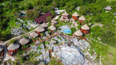 Paree Hut, Si Chang adası, Koh Sichang, Chonburi - Eylül 2021: Paree Hut tatil beldesinin insansız hava aracı görüntüsü özel balkonlarda ve açık havuzda konaklama özelliği.