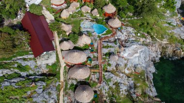 Paree Hut, Si Chang adası, Koh Sichang, Chonburi - Eylül 2021: Paree Hut tatil beldesinin insansız hava aracı görüntüsü özel balkonlarda ve açık havuzda konaklama özelliği.