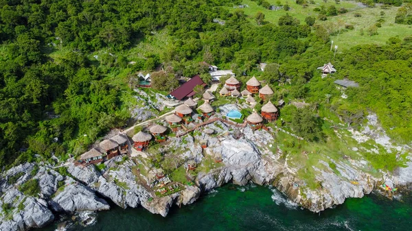 Paree Hut, Si Chang adası, Koh Sichang, Chonburi - Eylül 2021: Paree Hut tatil beldesinin insansız hava aracı görüntüsü özel balkonlarda ve açık havuzda konaklama özelliği.
