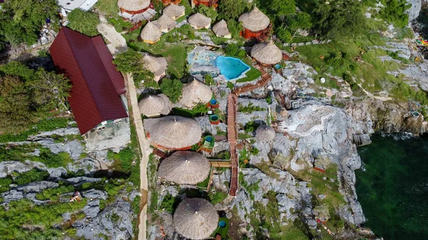 Paree Hut, Si Chang adası, Koh Sichang, Chonburi - Eylül 2021: Paree Hut tatil beldesinin insansız hava aracı görüntüsü özel balkonlarda ve açık havuzda konaklama özelliği.