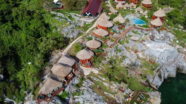 Paree Hut, Si Chang adası, Koh Sichang, Chonburi - Eylül 2021: Paree Hut tatil beldesinin insansız hava aracı görüntüsü özel balkonlarda ve açık havuzda konaklama özelliği.