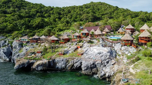 Paree Hut, Si Chang adası, Koh Sichang, Chonburi - Eylül 2021: Paree Hut tatil beldesinin insansız hava aracı görüntüsü özel balkonlarda ve açık havuzda konaklama özelliği.