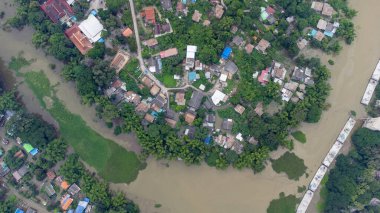 Tha Ruea, Ayutthaya, Tayland - Ekim 2021: Rama 6 Barajı (Phra Narai Kapısı) çevresindeki bir ev ve pirinç tarlasını sel bastı. Birçok bina suya batmıştır. İHA 'dan fotoğraf felaketi