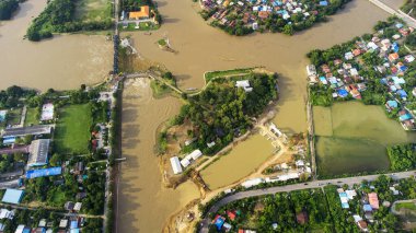 Sel suları 2021 yılında Tayland 'ın merkezinde bir ev ve pirinç tarlasını ele geçirdi. Birçok bina suya batmıştır. İHA 'dan görüntü felaketi