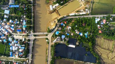 Sel suları 2021 yılında Tayland 'ın merkezinde bir ev ve pirinç tarlasını ele geçirdi. Birçok bina suya batmıştır. İHA 'dan görüntü felaketi