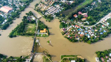 Sel suları 2021 yılında Tayland 'ın merkezinde bir ev ve pirinç tarlasını ele geçirdi. Birçok bina suya batmıştır. İHA 'dan görüntü felaketi