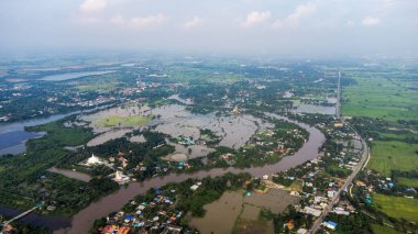 Sel suları 2021 yılında Tayland 'ın merkezinde bir ev ve pirinç tarlasını ele geçirdi. Birçok bina suya batmıştır. İHA 'dan görüntü felaketi