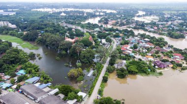 Sel suları 2021 yılında Tayland 'ın merkezinde bir ev ve pirinç tarlasını ele geçirdi. Birçok bina suya batmıştır. İHA 'dan görüntü felaketi