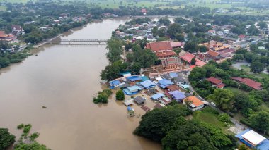 Sel suları 2021 yılında Tayland 'ın merkezinde bir ev ve pirinç tarlasını ele geçirdi. Birçok bina suya batmıştır. İHA 'dan görüntü felaketi