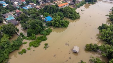 Sel suları 2021 yılında Tayland 'ın merkezinde bir ev ve pirinç tarlasını ele geçirdi. Birçok bina suya batmıştır. İHA 'dan görüntü felaketi